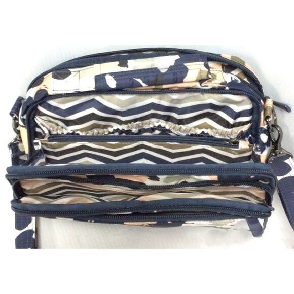 LUG Scoop Flower Stripe Quilted Convertible Crossbody Bag - Picture 4 of 7